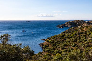 Kadavra yakınlarındaki bir koyda demirli yelkenliler.