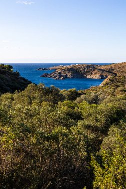 Kadavralarda Cap de Creus 'un yürüyüş patikalarından Portlligat Körfezi ve Pointe des Caials