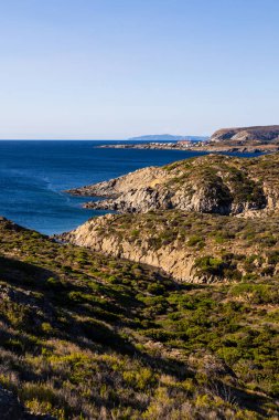 Kadavralarda Cap de Creus 'un yürüyüş patikalarından Portlligat Körfezi ve Pointe des Caials