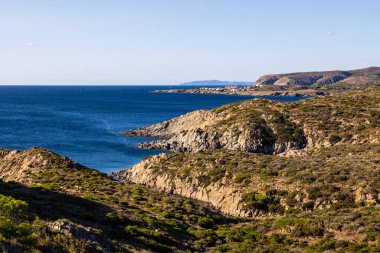 Kadavralarda Cap de Creus 'un yürüyüş patikalarından Portlligat Körfezi ve Pointe des Caials