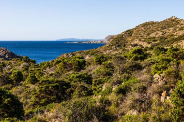 Kadavralarda Cap de Creus 'un yürüyüş patikalarından Portlligat Körfezi ve Pointe des Caials