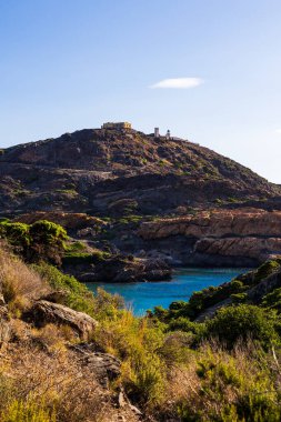 Cap de Creus, İspanya 'da Costa Brava' da, bir deniz feneri tarafından yönetiliyor.