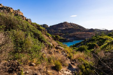 Cap de Creus, İspanya 'da Costa Brava' da, bir deniz feneri tarafından yönetiliyor.