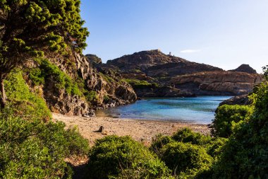Cap de Creus, İspanya 'da Costa Brava' da, bir deniz feneri tarafından yönetiliyor.