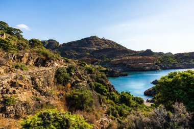 Cap de Creus, İspanya 'da Costa Brava' da, bir deniz feneri tarafından yönetiliyor.