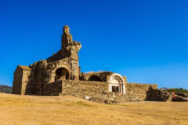 İspanya, Roses Ortaçağ Manastırı 'nın kalıntıları, Santa Maria Kilisesi ile birlikte kalenin içinde.