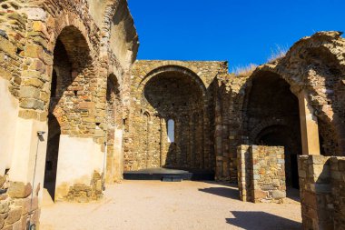 İspanya, Roses Ortaçağ Manastırı 'nın kalıntıları, Santa Maria Kilisesi ile birlikte kalenin içinde.