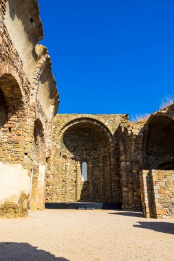 İspanya, Roses Ortaçağ Manastırı 'nın kalıntıları, Santa Maria Kilisesi ile birlikte kalenin içinde.