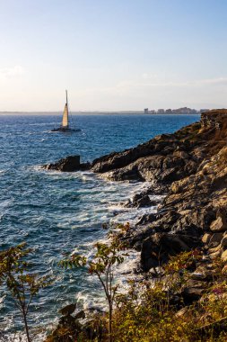 Akdeniz 'deki Trimaran, İspanya' nın Kosta Brava kentindeki Güller fenerinden görüldü.