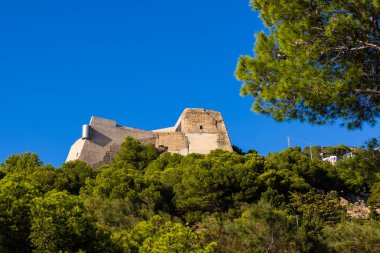 Castell de la Trinitat, İspanya 'nın Kosta Brava şehrinde Güller' in tepelerinde çağdaş ve antik tarzların bir karışımıyla restore edildi.