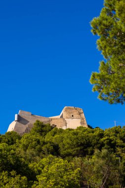 Castell de la Trinitat, İspanya 'nın Kosta Brava şehrinde Güller' in tepelerinde çağdaş ve antik tarzların bir karışımıyla restore edildi.
