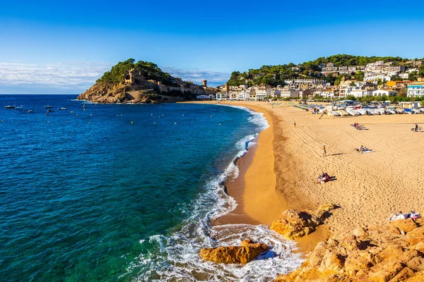 Duvarları ve kuleleri kumsaldan görünen eski Tossa de Mar kasabası.