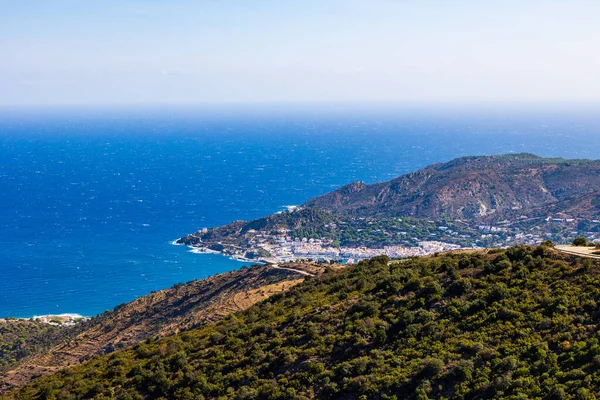 Sant Pere de Rodes Manastırı 'ndan Akdeniz boyunca El Port de la Selva manzarası