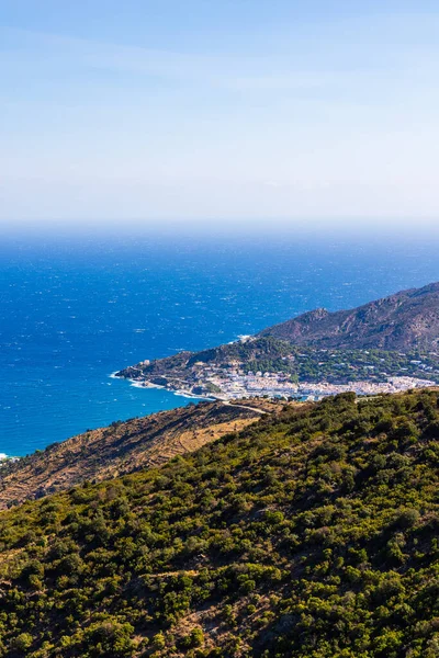 Sant Pere de Rodes Manastırı 'ndan Akdeniz boyunca El Port de la Selva manzarası