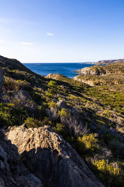 Kadavralarda Cap de Creus 'un yürüyüş patikalarından Portlligat Körfezi ve Pointe des Caials