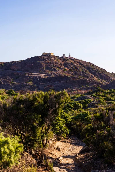 Cap de Creus, İspanya 'da Costa Brava' da, bir deniz feneri tarafından yönetiliyor.