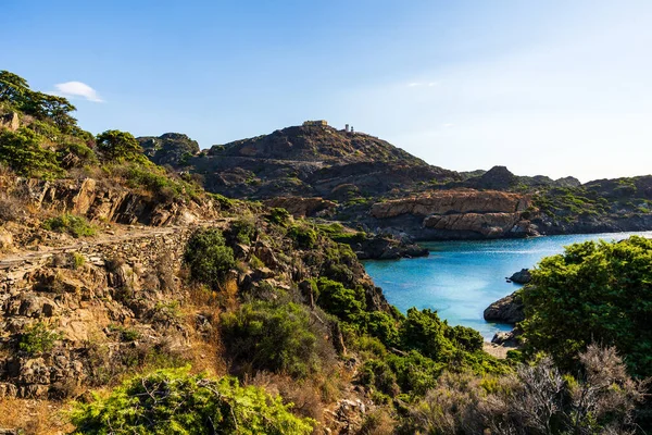 Cap de Creus, İspanya 'da Costa Brava' da, bir deniz feneri tarafından yönetiliyor.