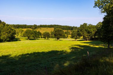 Haute-Garonne 'da Aurignac' ı çevreleyen kırsal ve Rolling Hills