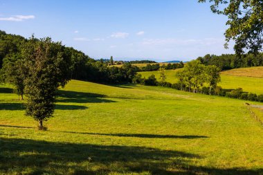 Haute-Garonne 'da Aurignac' ı çevreleyen kırsal ve Rolling Hills