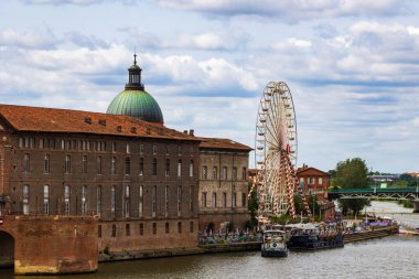 Yaz için Garonne kıyılarına, Toulouse 'daki Chapelle de la Grave' in kubbesinin önüne dönme dolap kuruldu.