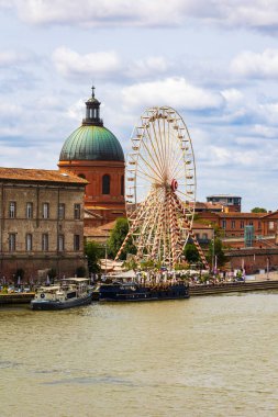 Yaz için Garonne kıyılarına, Toulouse 'daki Chapelle de la Grave' in kubbesinin önüne dönme dolap kuruldu.