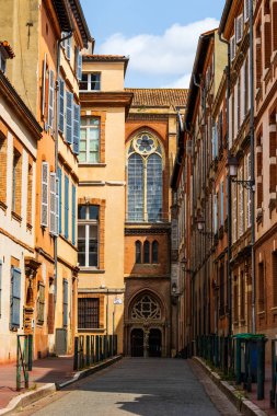 Toulouse 'daki Neo-Gotik Gesu Kilisesi' nin yan cephesi, Fleur Sokağı 'ndan görüldü.