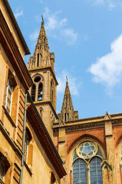 Toulouse 'daki Neo-Gotik Gesu Kilisesi' nin çan kulesi.