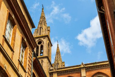 Toulouse 'daki Neo-Gotik Gesu Kilisesi' nin çan kulesi.