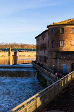 Saint-Pierre Köprüsü Panorama, Garonne Nehri ve Bazacle Weir Şelalesi kışın Toulouse 'daki Les Abattoirs Müzesi' nden görülüyor.