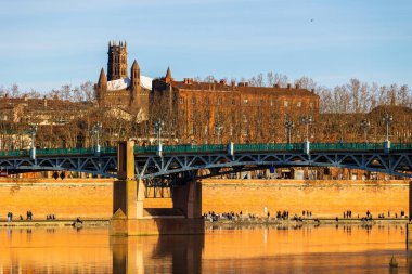 Saint-Pierre Köprüsü Panorama, Garonne Nehri ve Jacobins Manastırı kışın Toulouse 'daki Les Abattoirs Müzesi' nden görüldü.