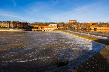 Bazacle Weir yakınlarındaki Garonne Nehri 'nin kış panoraması. Les Abattoirs Müzesi' nden görülen Toulouse Ekonomi Okulu da dahil.
