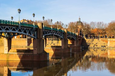 Kışın Garonne Nehri 'ni geçen Saint-Pierre Köprüsü ve Toulouse' daki Dr. Charles Rose Meydanı 'ndan görülen Saint-Pierre Meydanı.
