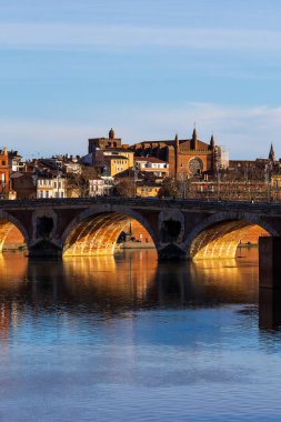 Kışın Pont Neuf nehrinin üzerinde, Notre-Dame de la Dalbade Kilisesi ve Carmes bölgesi Toulouse 'daki Saint-Pierre Köprüsü' nden görüldü.