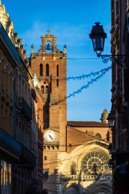 Çan kulesi manzarası ve Toulouse 'daki Rue Croix-Baragnon' dan Saint-Etienne Katedrali cephesi.