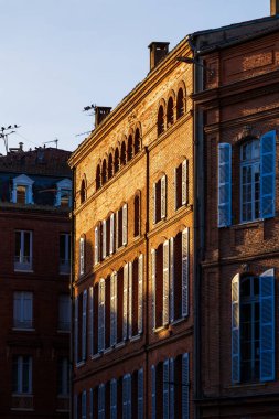 Tuğla cephesi Toulouse 'un merkezinde kış güneşiyle kısmen aydınlanır.