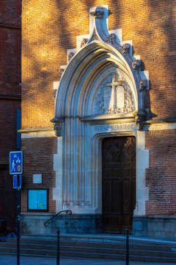 Tapınağın ön cephesi, bir Protestan ibadethanesi, Toulouse 'un merkezinde kış güneşiyle aydınlanıyor.