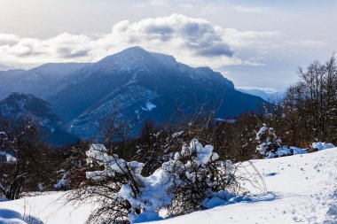 Vercors 'taki Chalimont Sırtı kışın karla kaplıydı. Rencurel' daki Coulmes Nordic kayak bölgesinden görüldü.