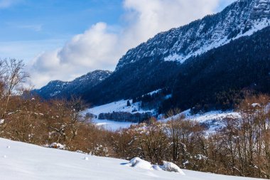 Vercors 'taki Rencurel Vadisi kışın karla kaplıydı. Coulmes İskandinav kayak bölgesinden görüldü.