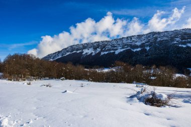 Vercors 'taki Rencurel Vadisi kışın karla kaplıydı. Coulmes İskandinav kayak bölgesinden görüldü.