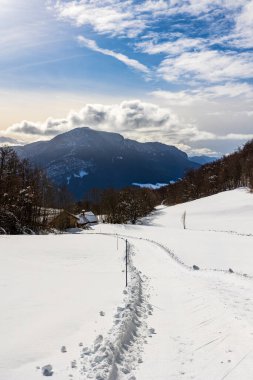 Vercors 'taki Chalimont Sırtı kışın karla kaplıydı. Rencurel' daki Coulmes Nordic kayak bölgesinden görüldü.