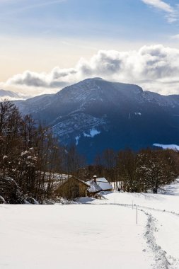 Vercors 'taki Chalimont Sırtı kışın karla kaplıydı. Rencurel' daki Coulmes Nordic kayak bölgesinden görüldü.