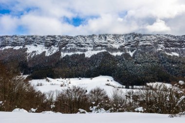 Vercors 'taki Rencurel Vadisi kışın karla kaplıydı. Coulmes İskandinav kayak bölgesinden görüldü.