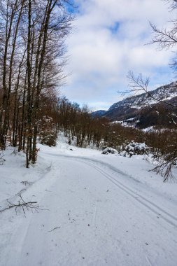 Vercors 'taki Rencurel Vadisi kışın karla kaplıydı. Coulmes İskandinav kayak bölgesinden görüldü.