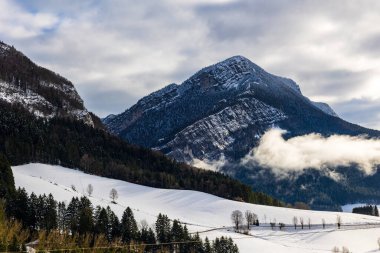 Vercors 'taki Chalimont Sırtı kışın kar ve güneş ışığıyla kaplıydı, Rencurel köyünden görüldü.