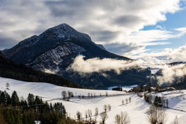 Vercors 'taki Chalimont Sırtı kışın kar ve güneş ışığıyla kaplıydı, Rencurel köyünden görüldü.