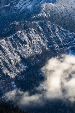 Kışın, Rencurel köyünden görülen Chalimont Tepesi 'nin karla kaplı yamaçlarının yakın görüntüsü.
