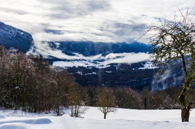Saint-Julien-en-Vercors Platosu ve kışın karla kaplı Güney Vercors dağları, Rencurel 'deki La Goulandiere köyünün kalıntılarından görülüyor.