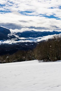 Saint-Julien-en-Vercors Platosu ve kışın karla kaplı Güney Vercors dağları, Rencurel 'deki La Goulandiere köyünün kalıntılarından görülüyor.