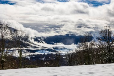 Saint-Julien-en-Vercors Platosu ve kışın karla kaplı Güney Vercors dağları, Rencurel 'deki La Goulandiere köyünün kalıntılarından görülüyor.