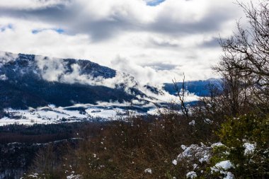 Saint-Julien-en-Vercors Platosu ve kışın karla kaplı Güney Vercors dağları, Rencurel 'deki La Goulandiere köyünün kalıntılarından görülüyor.